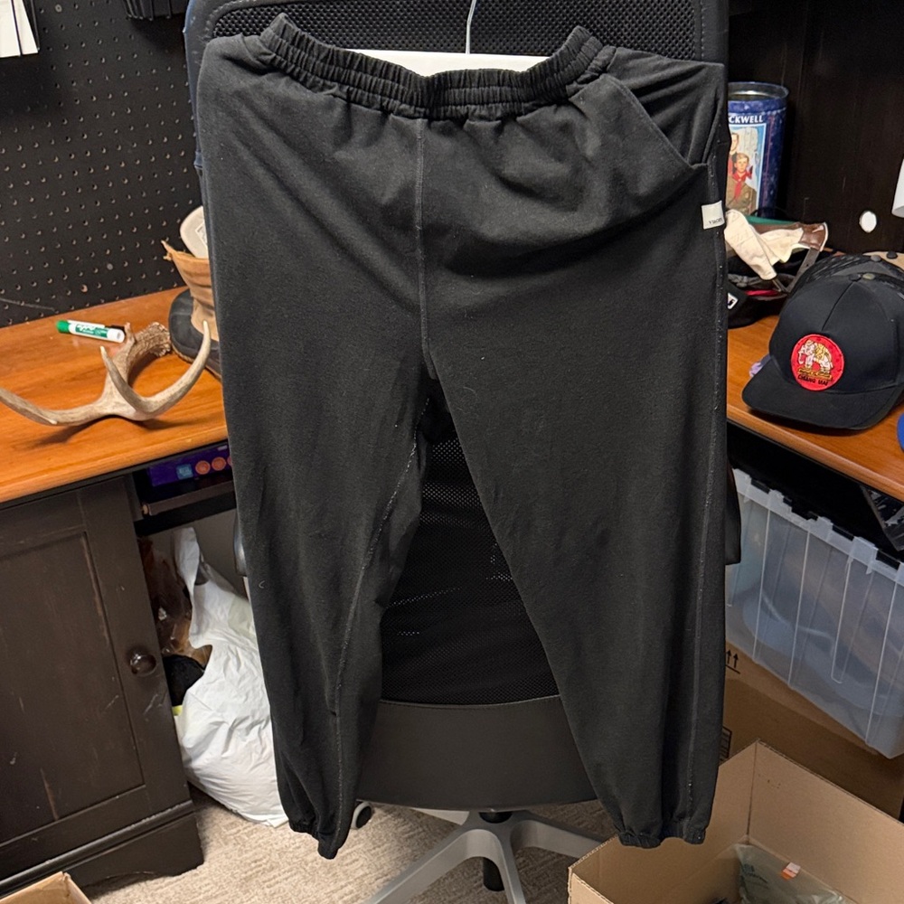 Vuori Charcoal Gray sweats